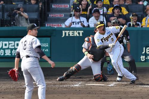 阪神対巨人　7回裏阪神1死二塁、大山は左前打を放つ（撮影・上田博志）