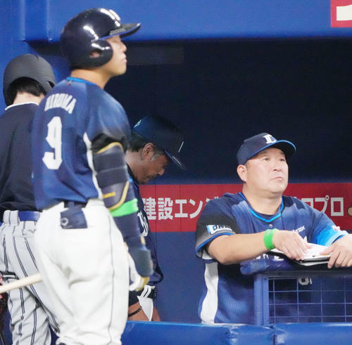 中日対西武　試合終了、ベンチでがっくりする渡辺監督代行（左から3人目）（撮影・森本幸一）