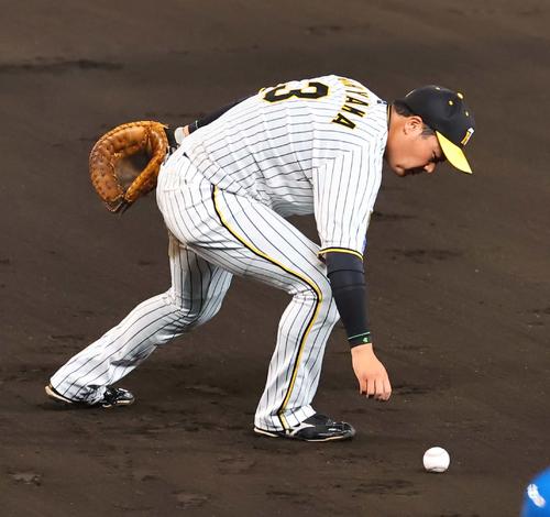 阪神対日本ハム　9回表日本ハム2死一塁、大山は松本剛のゴロをエラーする（撮影・上田博志）