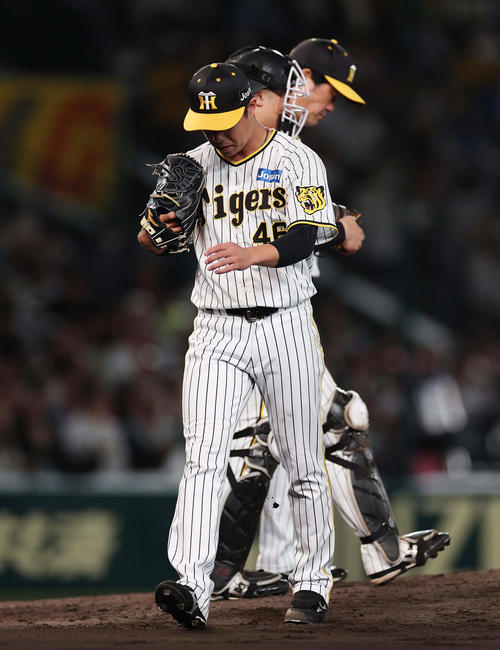 阪神対日本ハム　7回表日本ハム1死二、三塁、水谷に2点適時打を浴び降板となる島本（撮影・前田充）