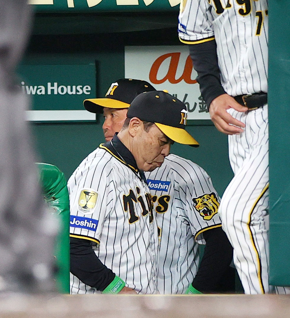 阪神対日本ハム　日本ハムに敗れ引き揚げる阪神岡田監督（撮影・上山淳一）