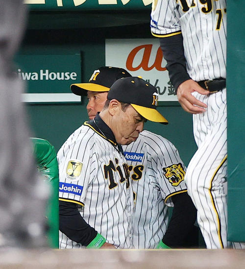 阪神対日本ハム　日本ハムに敗れ引き揚げる阪神岡田監督（撮影・上山淳一）