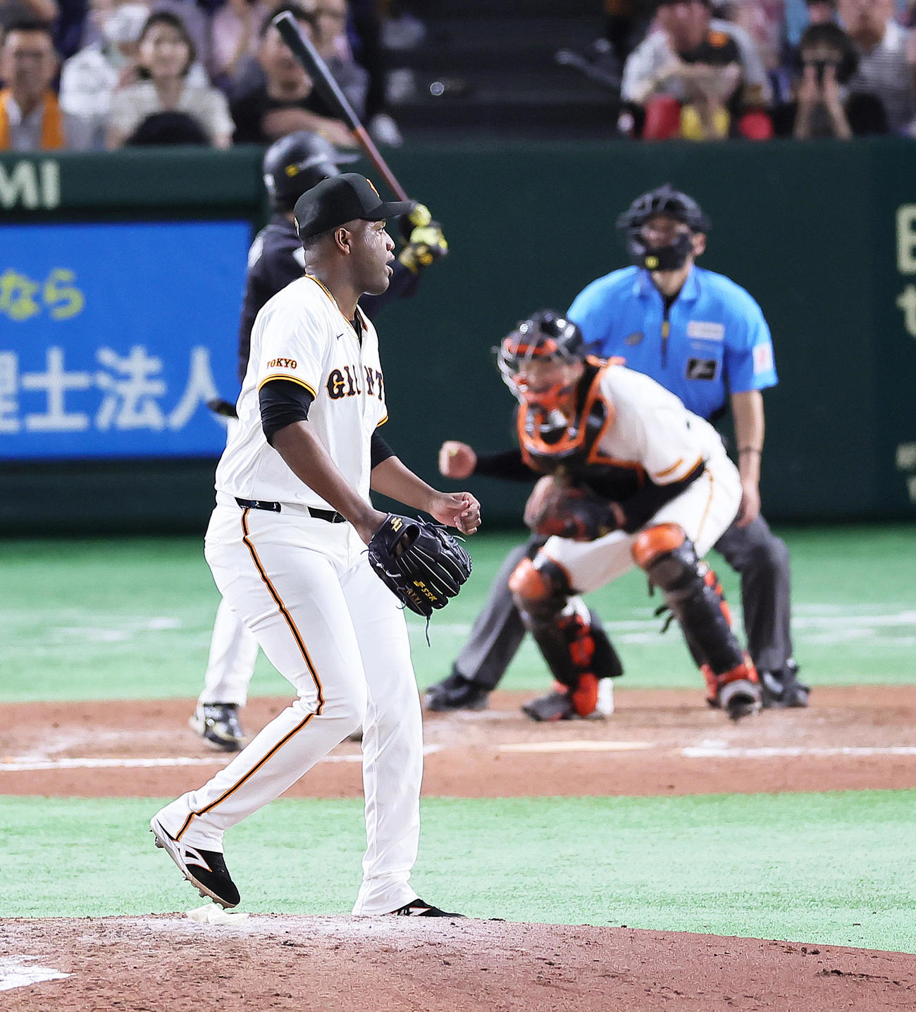 巨人対ソフトバンク　9回表ソフトバンク2死、柳町を空振り三振に仕留めたバルドナード（撮影・足立雅史）