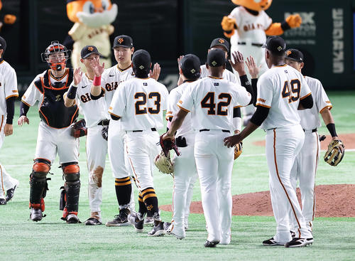 巨人対ソフトバンク　ソフトバンクに勝利し、タッチで迎えられる巨人岡本和（左から3人目）ら（撮影・足立雅史）