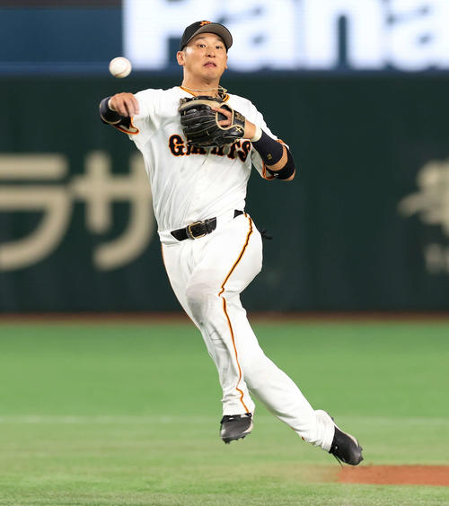 巨人対ソフトバンク　8回表ソフトバンク2死、今宮の打球を好捕好送球で二塁ゴロに仕留める吉川（撮影・浅見桂子）
