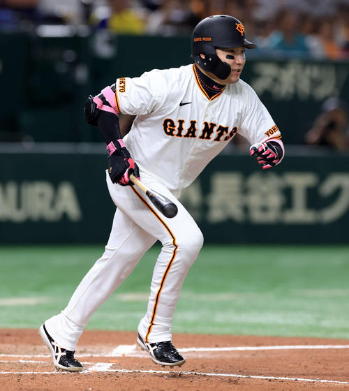 巨人対ソフトバンク　7回裏巨人2死、丸は右二塁打を放つ（撮影・浅見桂子）