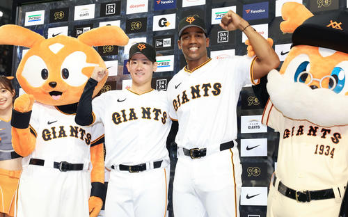 巨人対ソフトバンク　大逆転勝利で、笑顔のガッツポーズで記念撮影する巨人井上（左）とヘルナンデス（撮影・浅見桂子）