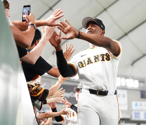 巨人対ソフトバンク　試合後、ファンとタッチを交わす巨人ヘルナンデス（撮影・江口和貴）