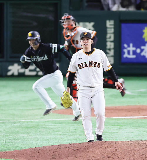 巨人対ソフトバンク　8回表ソフトバンク2死、今宮（後方左）を二ゴロに仕留めた高梨（撮影・足立雅史）