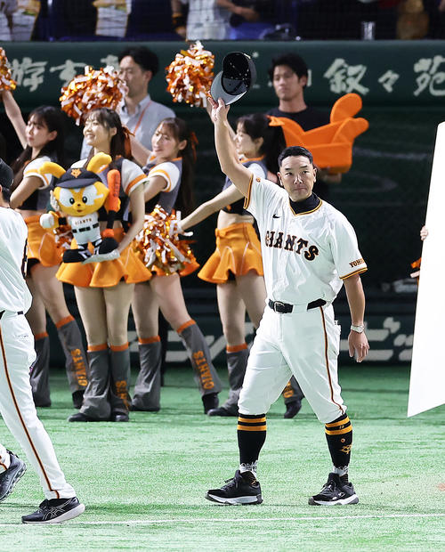 巨人対ソフトバンク　ソフトバンクに勝利し声援に応える巨人阿部監督（撮影・足立雅史）