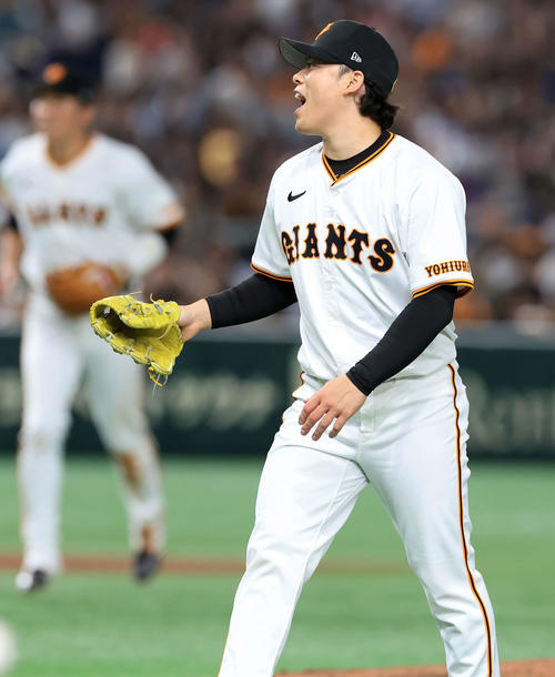 巨人対ソフトバンク　8回表ソフトバンク2死、今宮の打球を吉川が好捕好送球で二塁ゴロに仕留め、雄たけびを上げる高梨（撮影・浅見桂子）