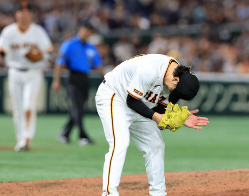 巨人対ソフトバンク　8回表ソフトバンク2死、今宮の打球を吉川が好捕好送球で二塁ゴロに仕留め、拍手する高梨（撮影・浅見桂子）