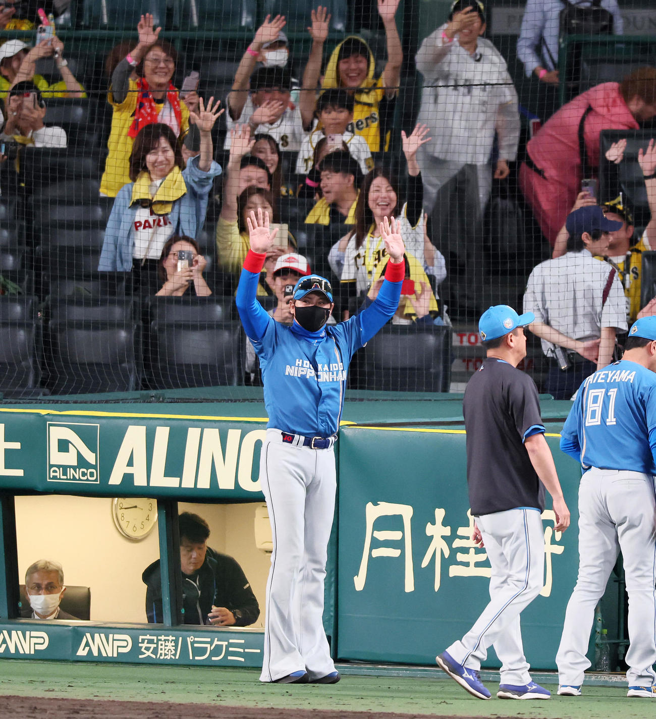 阪神対日本ハム　阪神に勝利しスタンドに手を振る新庄監督（撮影・加藤哉）