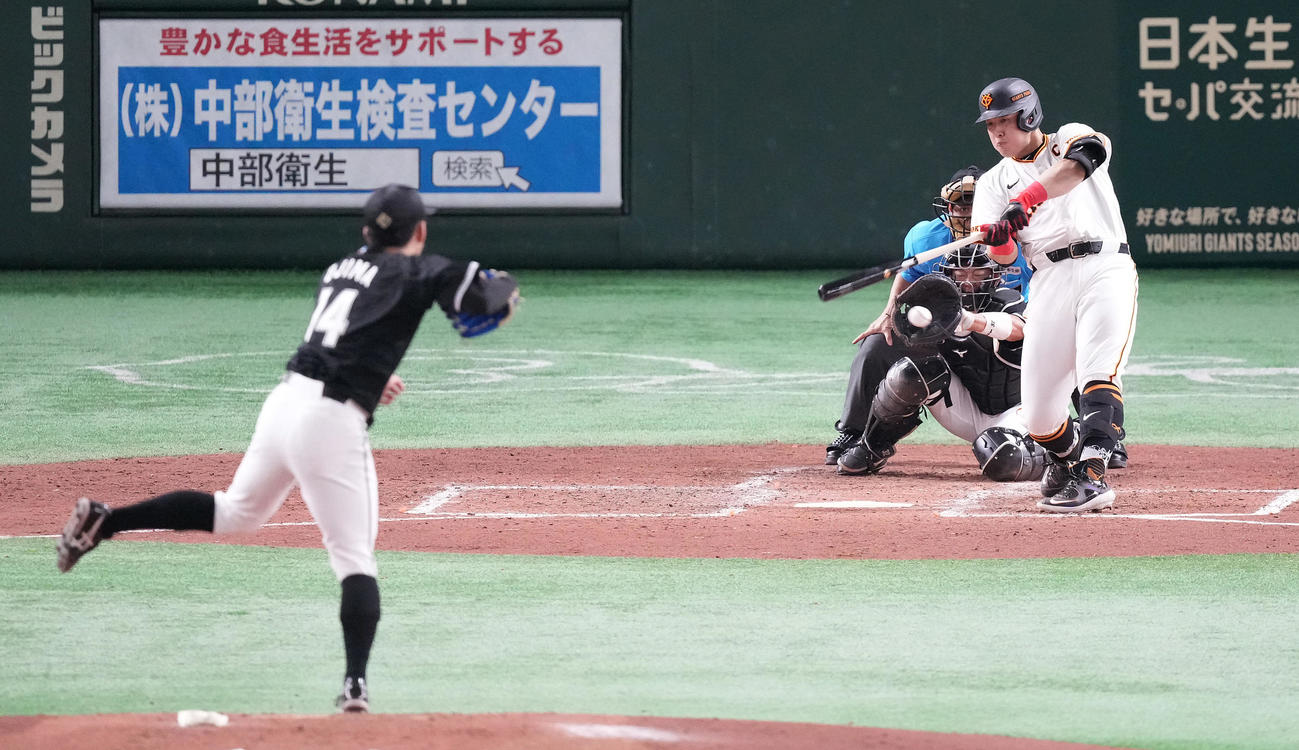 巨人対ロッテ　3回裏巨人無死一、二塁、左前適時打を放つ岡本和。投手小島（撮影・鈴木みどり）