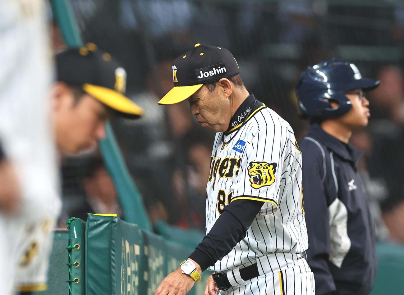 阪神対楽天　ゲラに交代を出しベンチに引き揚げる岡田監督（撮影・上田博志）