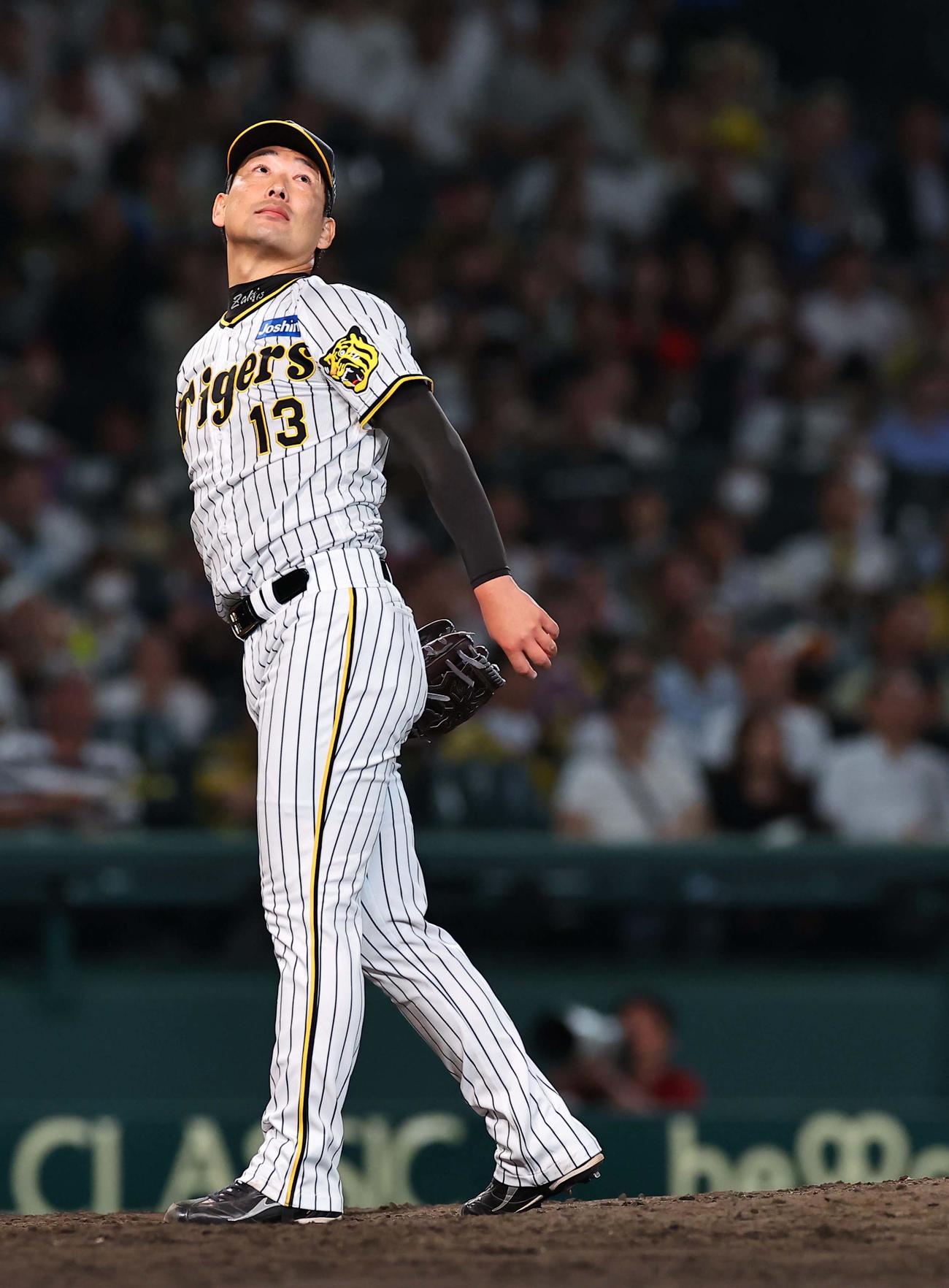 阪神対楽天　9回表楽天2死二塁、岩崎は小郷の逆転本塁打の飛球を見つめる（撮影・上田博志）