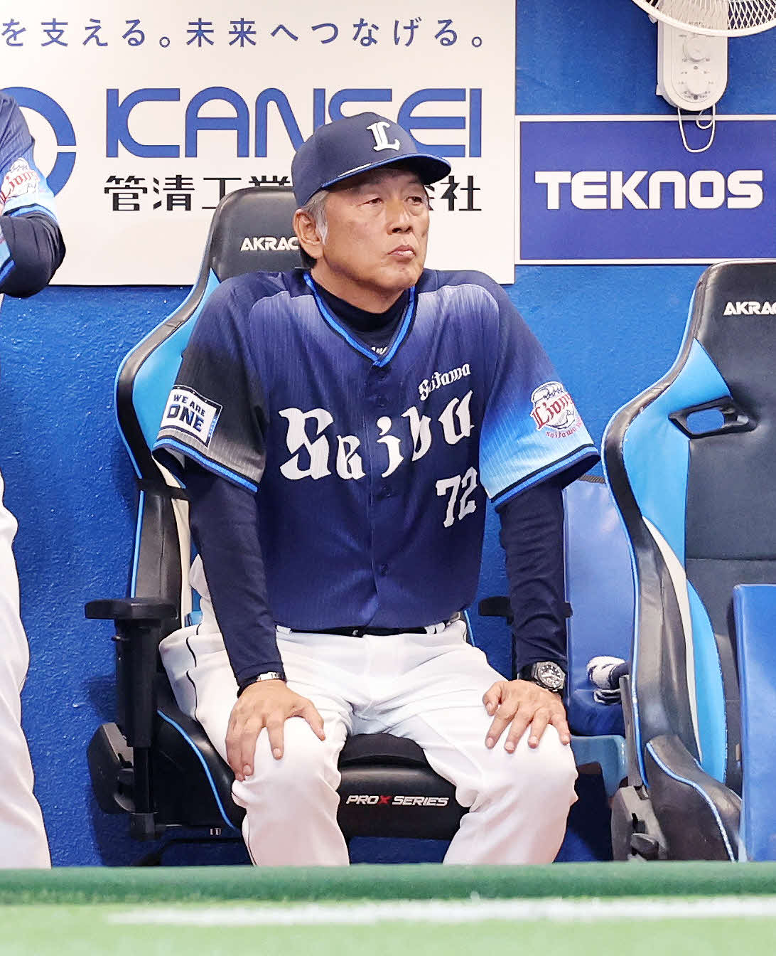ヤクルト対西武　7回裏、戦況を見つめる西武渡辺監督代行（撮影・鈴木正人）