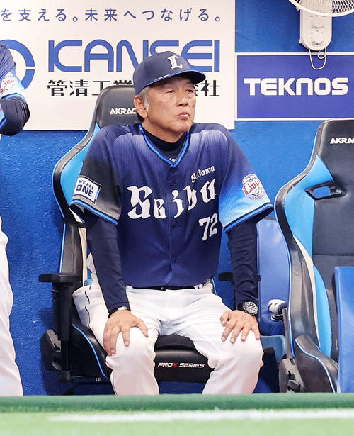 ヤクルト対西武　7回裏、戦況を見つめる西武渡辺監督代行（撮影・鈴木正人）