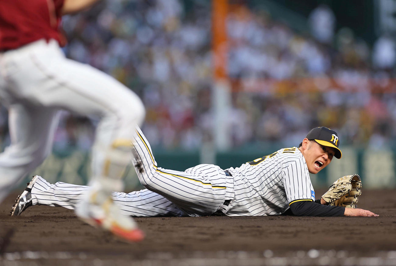 阪神対楽天　4回表楽天2死二塁、西勇は小深田の打球を一塁へ悪送球する（撮影・上田博志）