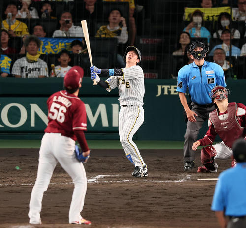 阪神対楽天　9回裏阪神1死一塁、近本は遊飛を打ち上げる。投手は鈴木翔（撮影・加藤哉）