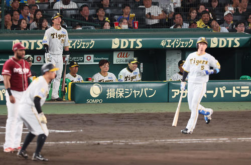 阪神対楽天　9回裏阪神1死一塁、近本の遊飛をベンチから見つめる岡田監督（撮影・加藤哉）