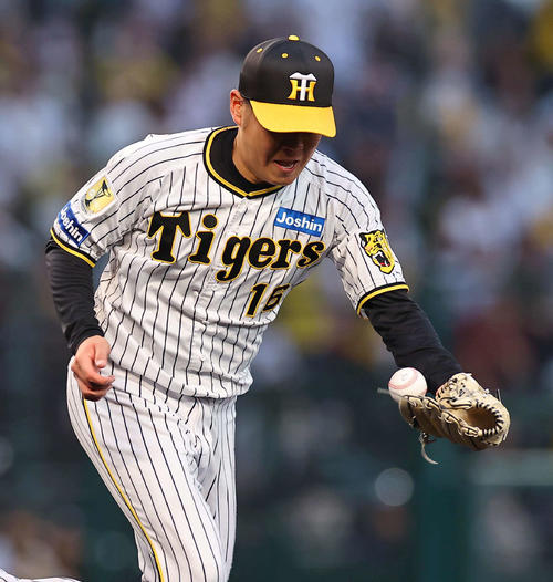 阪神対楽天　4回表楽天2死二塁、西勇は小深田の打球をファンブル（撮影・上田博志）