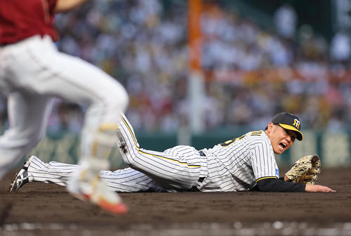 阪神対楽天　4回表楽天2死二塁、西勇は小深田の打球を一塁へ悪送球する（撮影・上田博志）