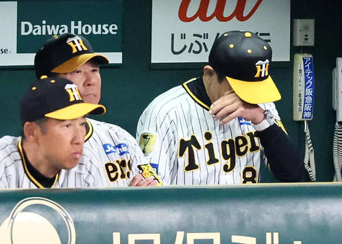阪神対楽天　9回表、ベンチで目をぬぐう岡田監督（撮影・加藤哉）