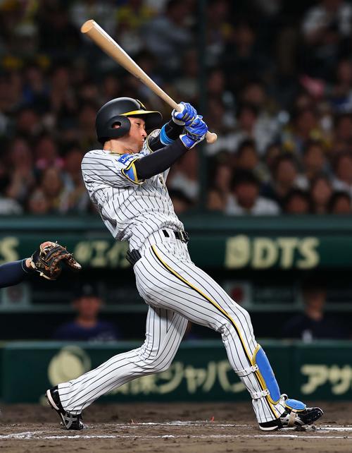 阪神対西武　6回裏阪神2死二、三塁、近本は右翼線に2点適時三塁打を放つ（撮影・上田博志）