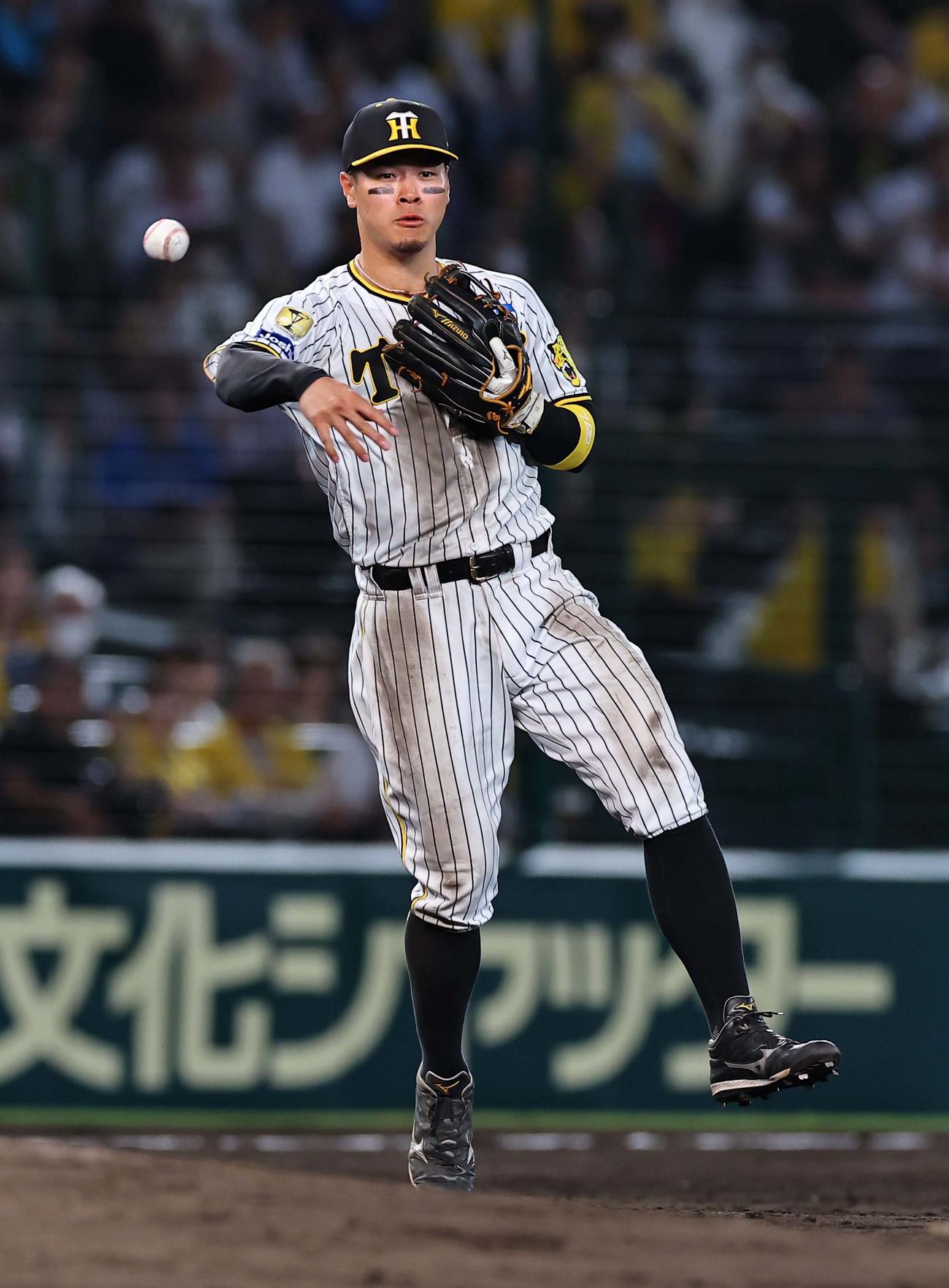 阪神対西武　5回表西武1死、佐藤輝は山野辺の三ゴロをさばく（撮影・上田博志）