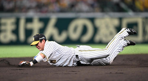 阪神対西武　5回表西武2死一、二塁、源田の打球を好捕する遊撃手木浪（撮影・和賀正仁）