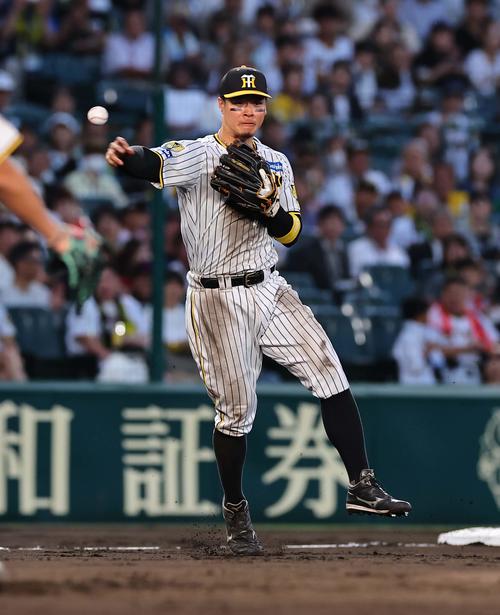 阪神対西武　4回表西武2死、佐藤輝は中村剛の三ゴロを軽快にさばく（撮影・上田博志）