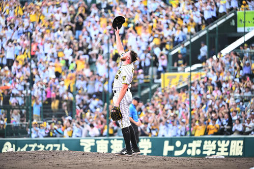 阪神対西武　1失点で完投勝利を飾り高々と帽子を掲げるビーズリー（撮影・和賀正仁）
