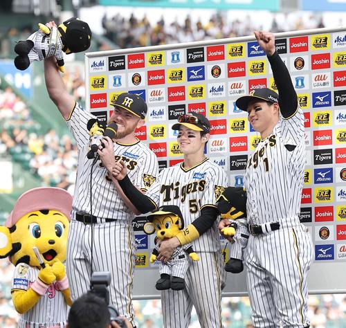 阪神対西武　お立ち台でガッツポーズする、左からビーズリー、中野、森下（撮影・上田博志）