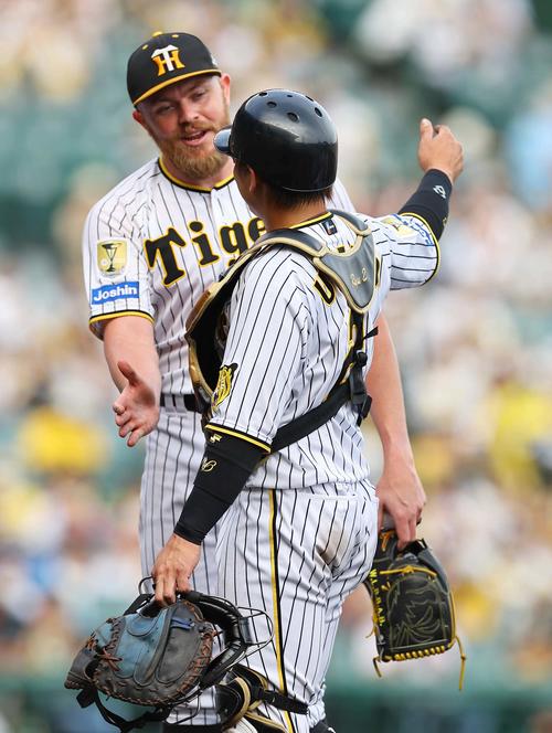 阪神対西武　完投勝利したビーズリーは梅野と笑顔を見せる（撮影・上田博志）