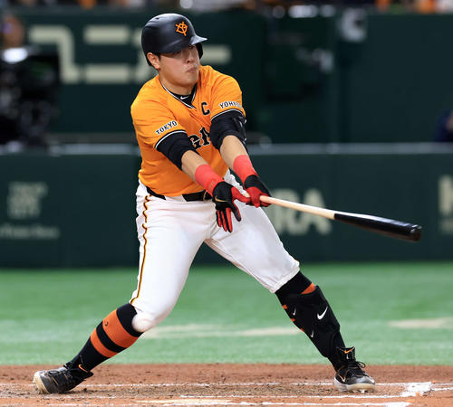 巨人対オリックス　6回裏巨人1死一塁、岡本和は空振り三振（撮影・浅見桂子）