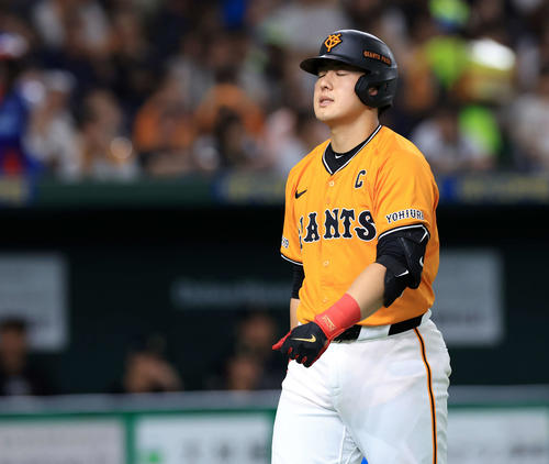 巨人対オリックス　6回裏巨人1死一塁、岡本和は空振り三振に倒れ、悔しそうに引き揚げる（撮影・浅見桂子）