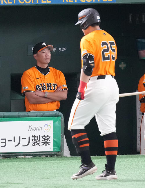 巨人対オリックス　6回裏巨人1死一塁、空振り三振に倒れベンチへ戻る岡本和（右）とベンチで腕を組む阿部監督（撮影・鈴木みどり）