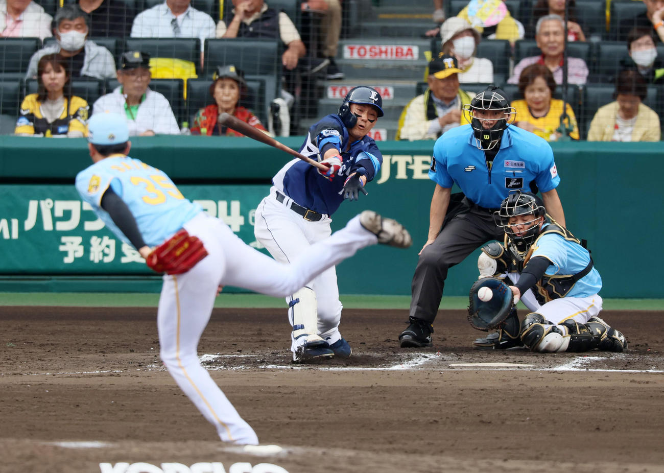 阪神対西武　7回表西武無死、栗山は三振に倒れる。投手は才木（撮影・加藤哉）