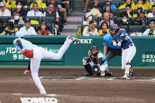 阪神対西武　7回表西武2死、佐藤龍は三振に倒れる。投手は才木（撮影・加藤哉）