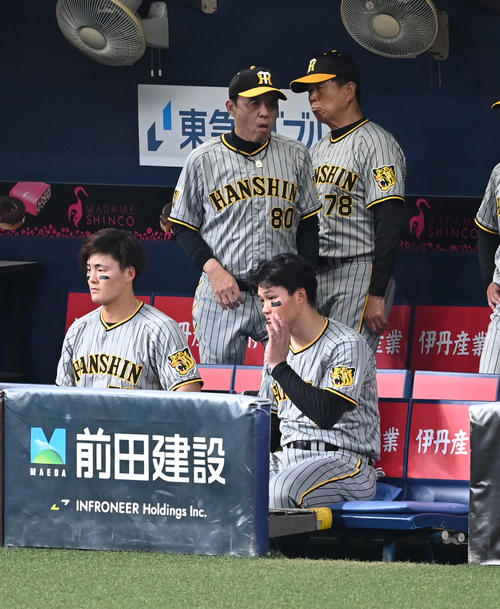 オリックス対阪神　オリックスに完封負け、がっくりと引き揚げる岡田監督（撮影・前岡正明）