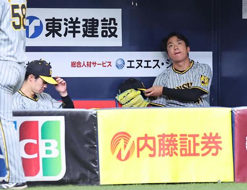 オリックス対阪神　4失点した村上はベンチでぼうぜんとする（撮影・上田博志）