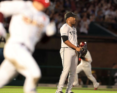 楽天対巨人　9回裏楽天2死満塁、小郷（手前）にサヨナラ適時二塁打を許しぼう然とするバルドナード（撮影・浅見桂子）