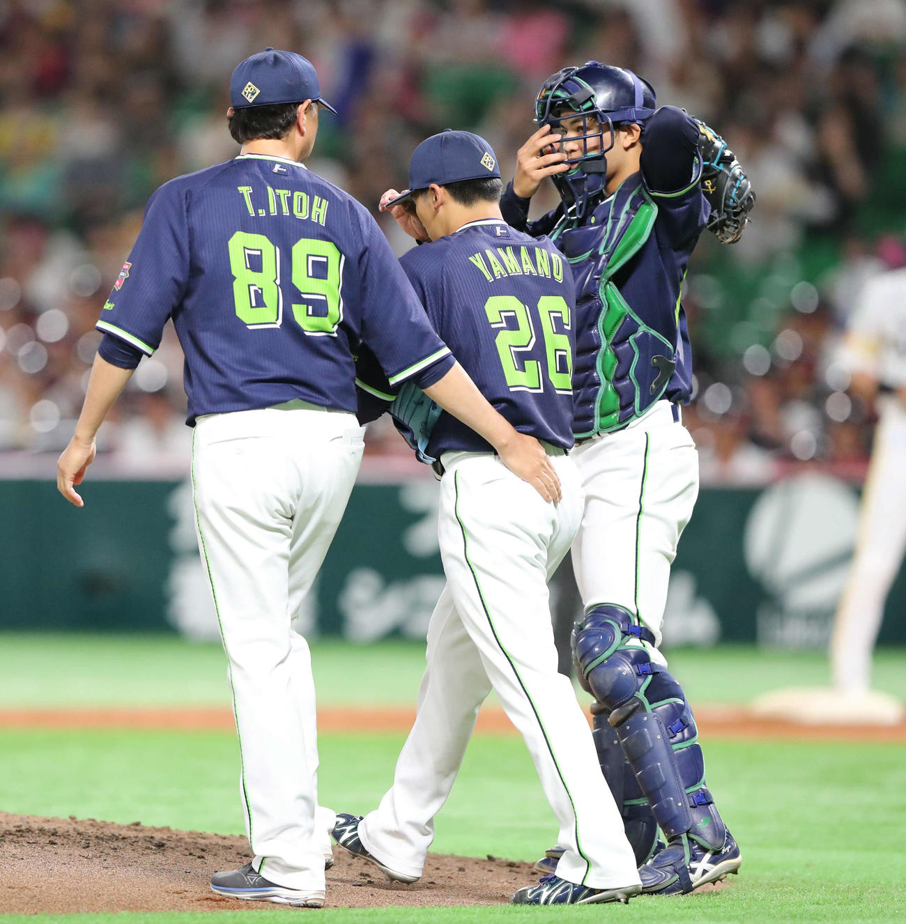 ソフトバンク対ヤクルト　3回裏ソフトバンク1死一、三塁、周東に適時打を浴びた山野に話かける鈴木（撮影・鬼束羽瑠菜）