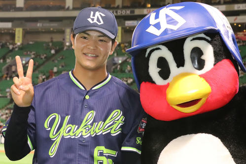 ソフトバンク対ヤクルト　本日のヒーローに輝きインタビューに答える鈴木叶（撮影・鬼束羽瑠菜）