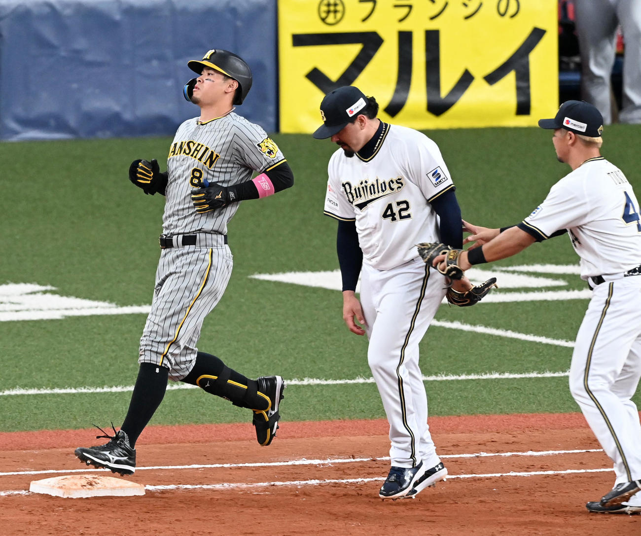 オリックス対阪神　7回表阪神2死一、二塁、佐藤輝は一ゴロに倒れ試合終了（撮影・前岡正明）