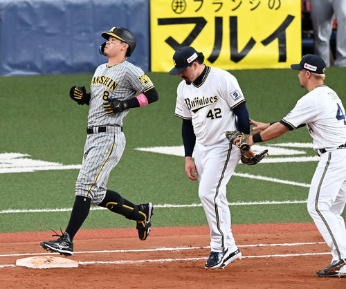 オリックス対阪神　7回表阪神2死一、二塁、佐藤輝は一ゴロに倒れ試合終了（撮影・前岡正明）