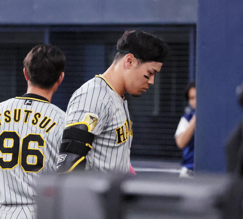 オリックス対阪神　9回表阪神2死一、二塁、佐藤輝は一ゴロに倒れベンチへ引き揚げる（撮影・加藤哉）