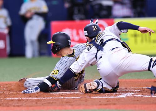 オリックス対阪神　4回表阪神1死二、三塁、原口は紅林の野選で生還する（撮影・上田博志）