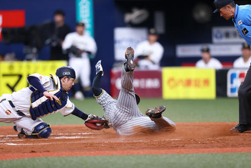 オリックス対阪神　4回表阪神1死二、三塁、三走原口は梅野の遊野選で生還する。捕手若月（撮影・上山淳一）